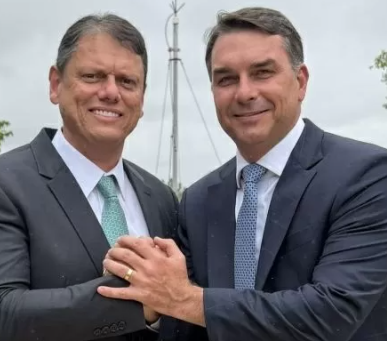 Governador Tarcísio de Freitas e senador Flávio Bolsonaro posam juntos no Palácio dos Bandeirantes em São Paulo