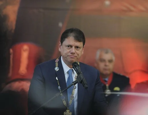 Tarcísio de Freitas recebe o Grande Colar da Medalha da Inconfidência em Ouro Preto