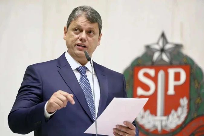 Tarcísio de Freitas no palco da convenção no Ginásio do Ibirapuera