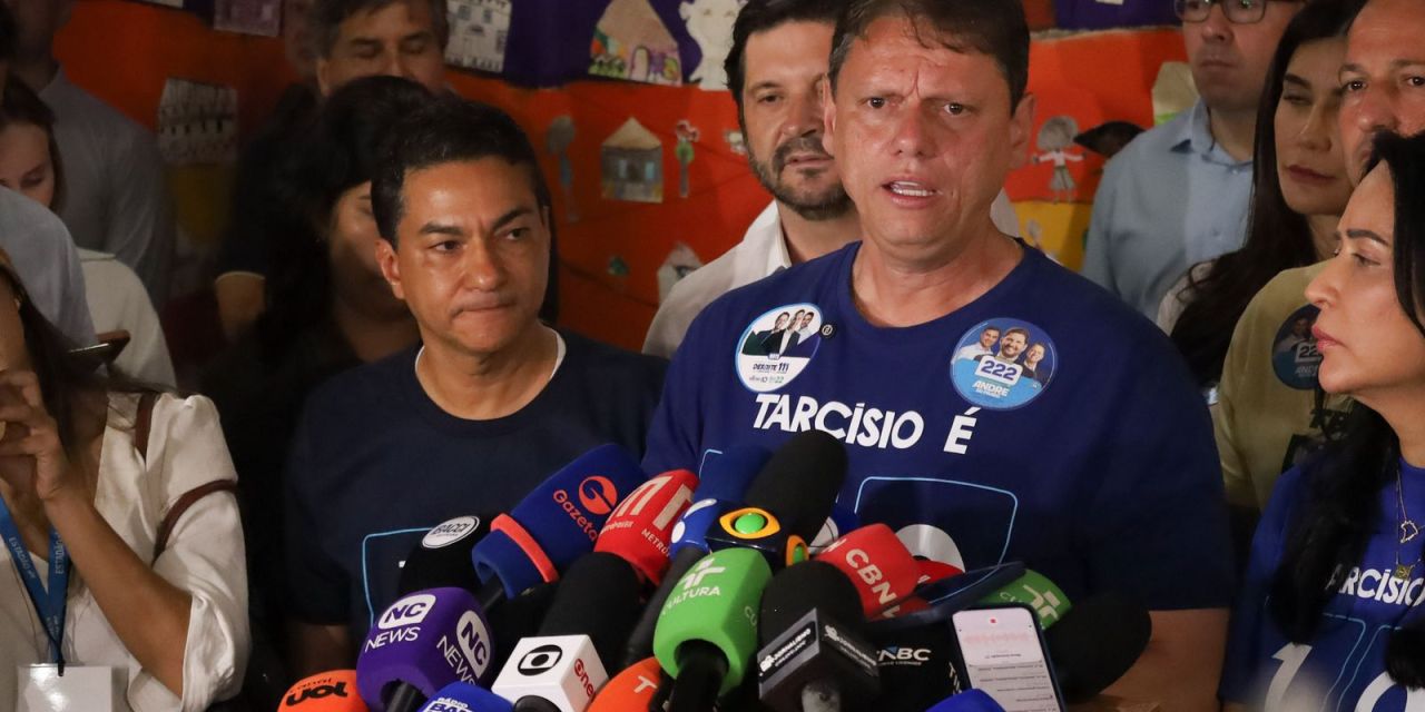 Tarcísio de Freitas no palanque de vitória em São Paulo