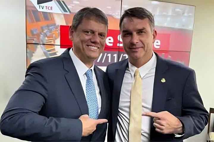 Tarcísio de Freitas em coletiva