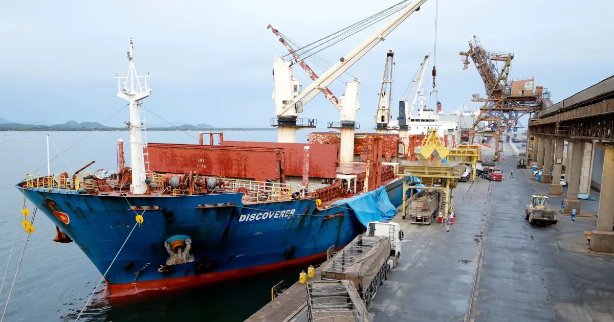 Contêineres e movimentação em porto