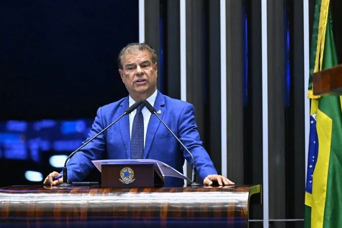 Contêineres em porto com bandeiras dos EUA e do Brasil ao fundo