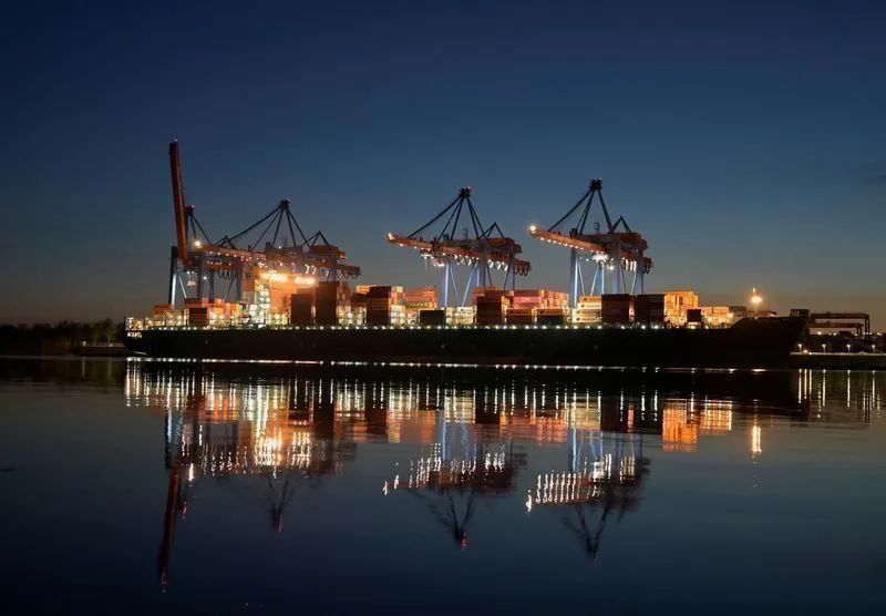 Porto de exportação com navios e contêineres