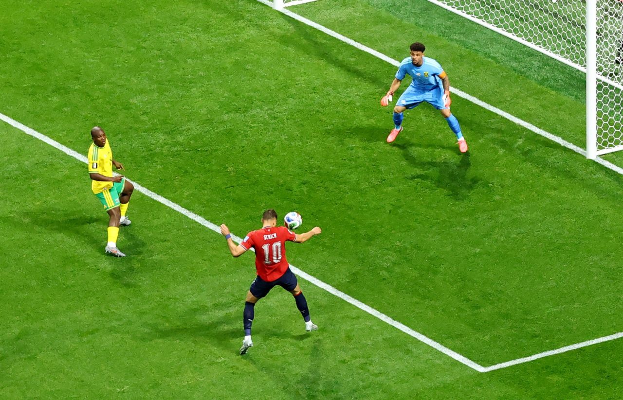 Patrik Schick erra cabeceio e reclama da iluminação