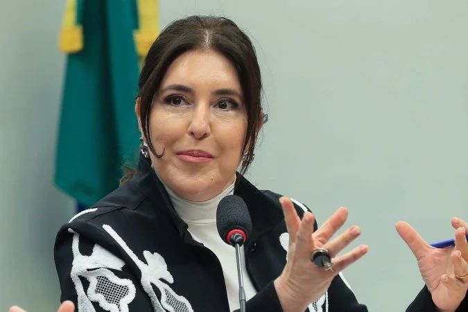 Simone Tebet discursa ao lado de Lula na convenção do PT em Campinas