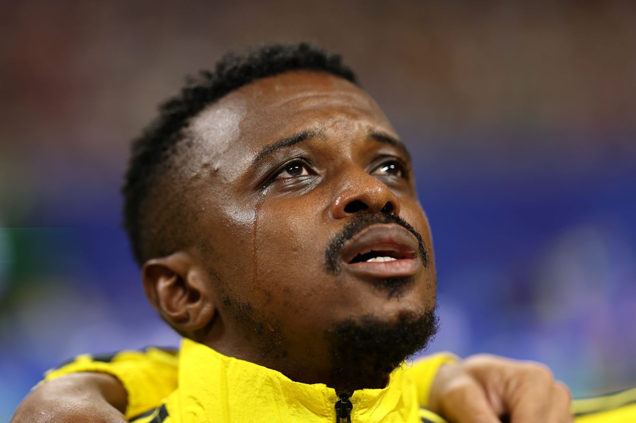 Teboho Mokoena emocionado durante hino antes da partida