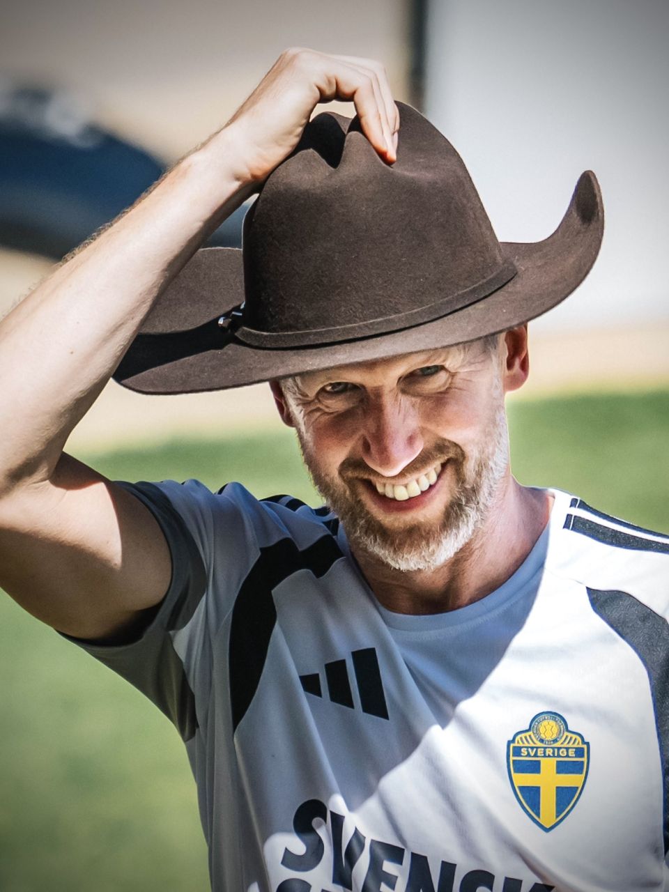 Graham Potter com chapéu de cowboy durante treino aberto da Suécia em Dallas