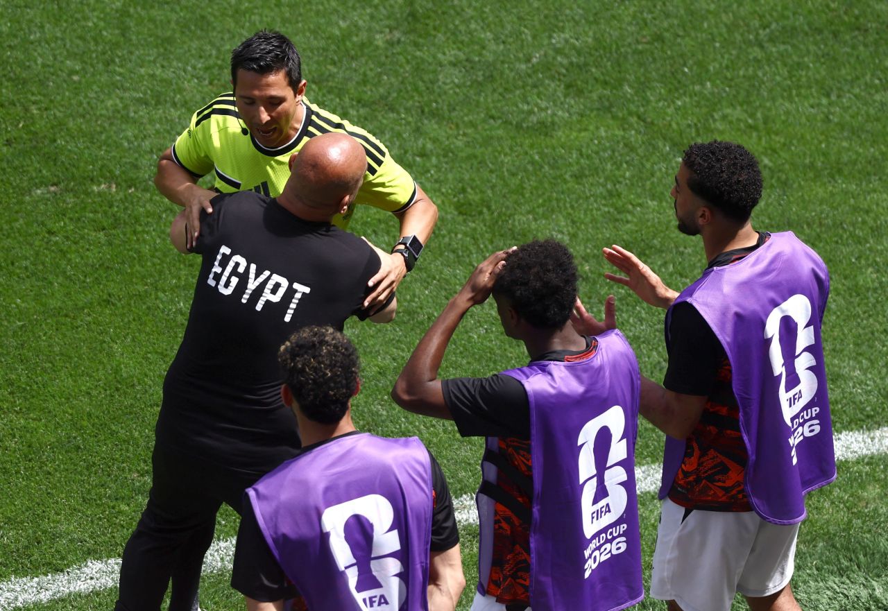 Hossam Hassan abraça quarto árbitro durante partida