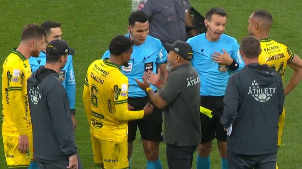 Rafael Guanaes reclamando com árbitro no intervalo