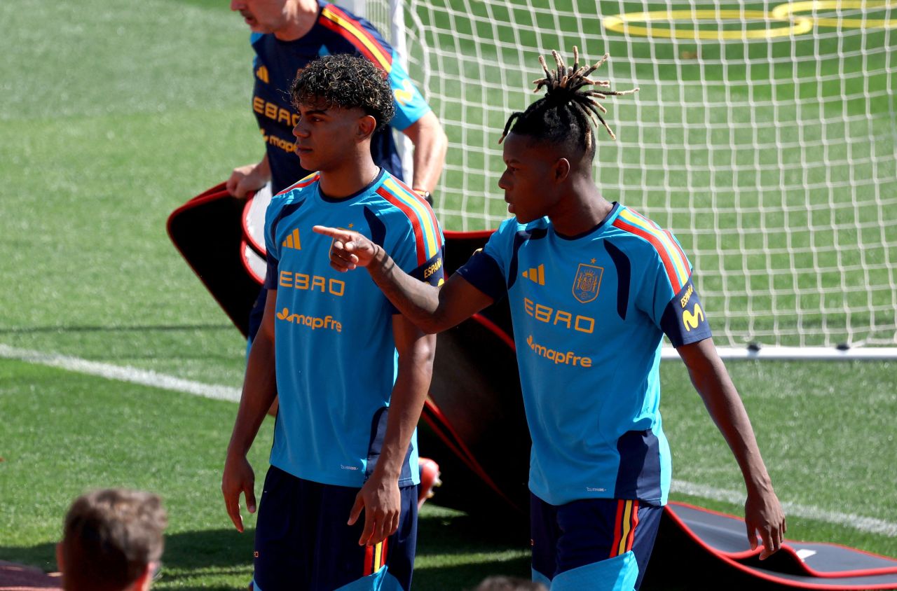 Lamine Yamal em treino da seleção espanhola