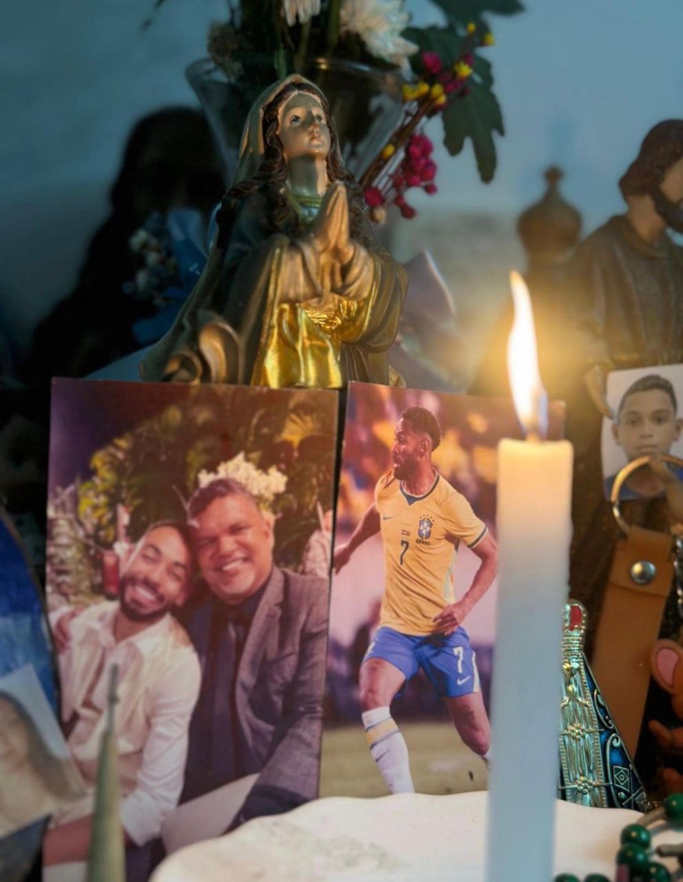 Barão Xavier ao lado de imagens e fotos de Matheus Cunha no altar