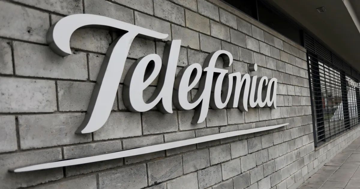 Loja da Vivo com celulares em exposição