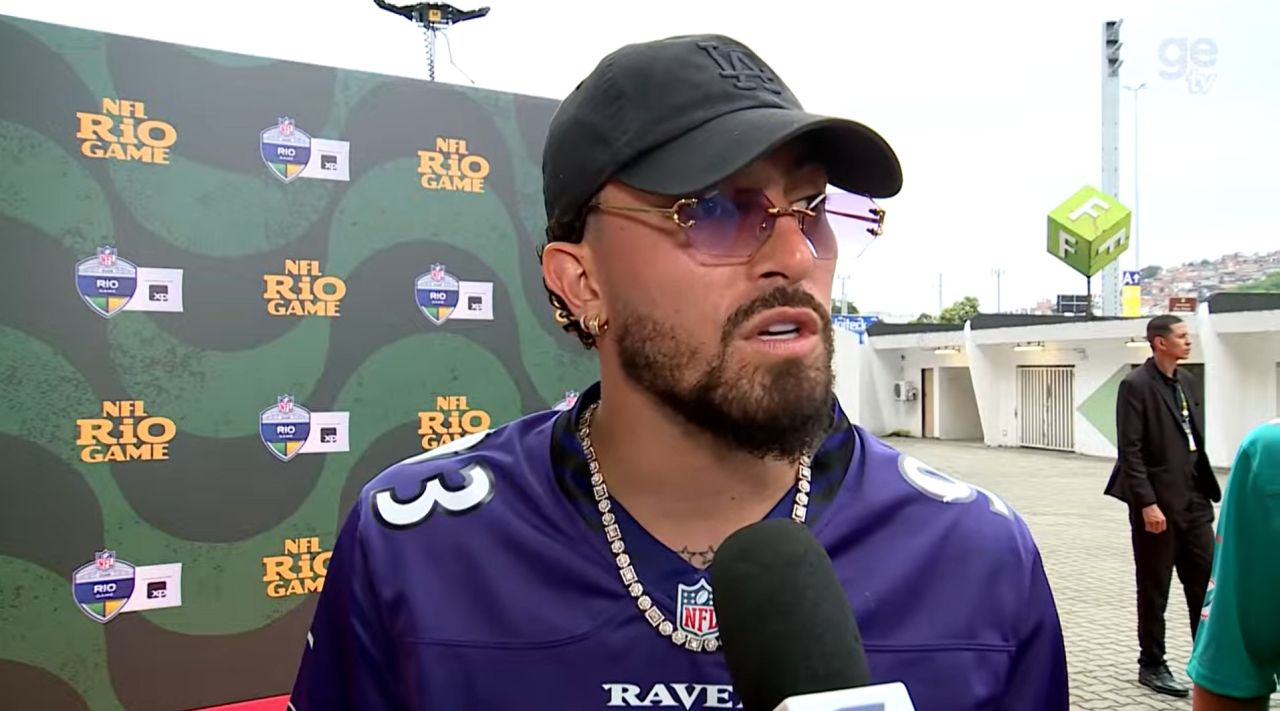 Alex Telles com camisa dos Ravens no Maracanã