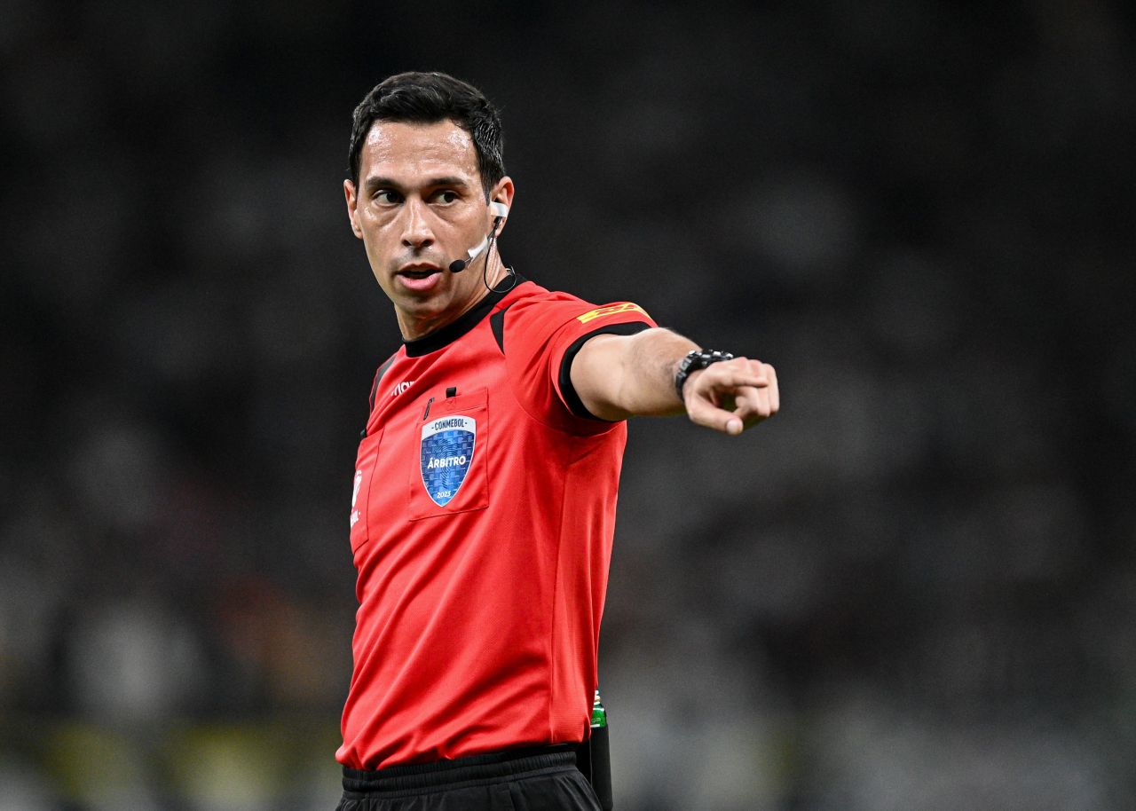 Árbitro Facundo Tello em campo