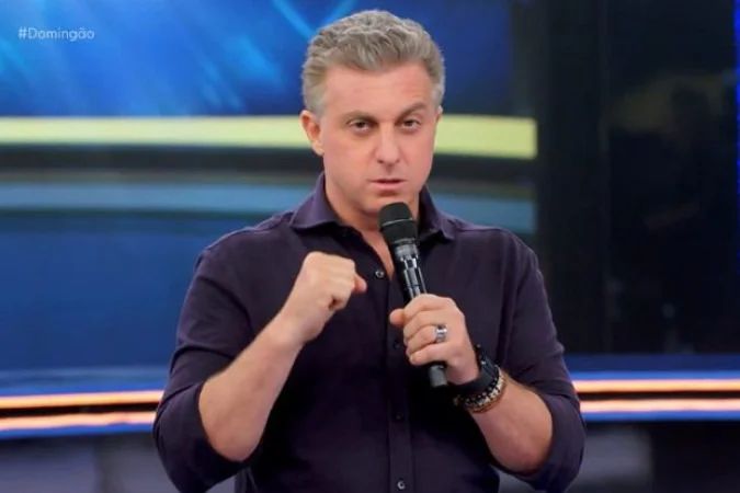 Luciano Huck durante apresentação do Domingão