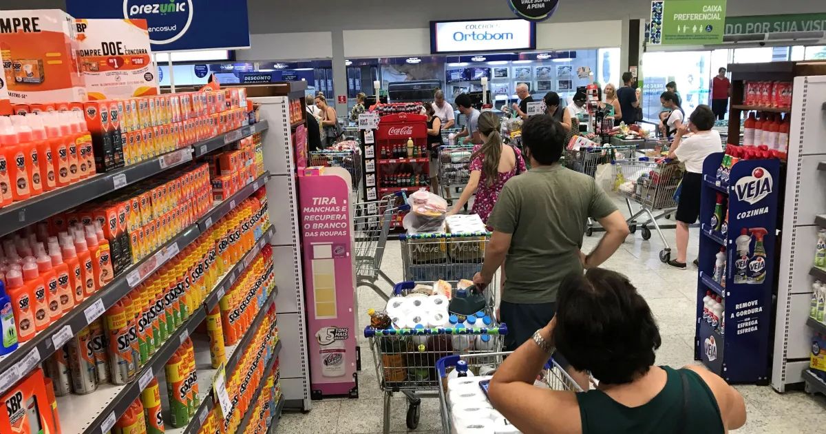 sacolas de compras e etiquetas de preço em supermercado