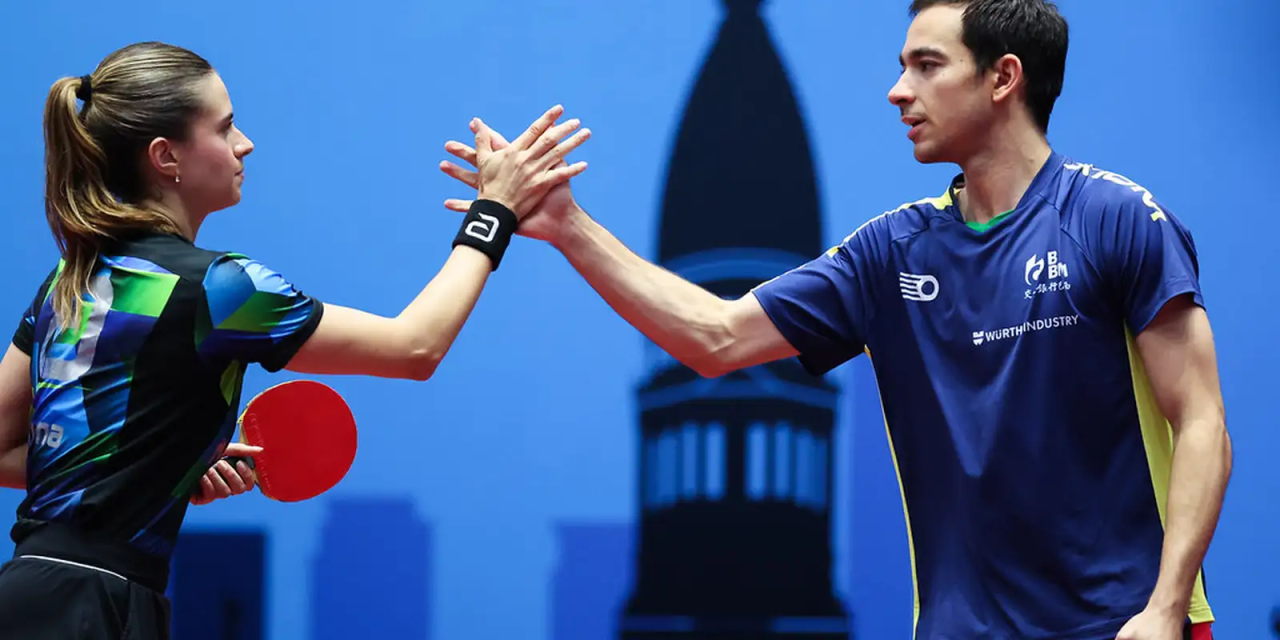 Bruna Takahashi e Hugo Calderano comemoram pontos no Mundial por equipes em Londres