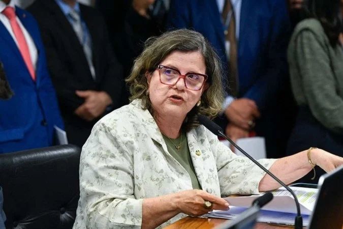 Teresa Leitão entregando ofício