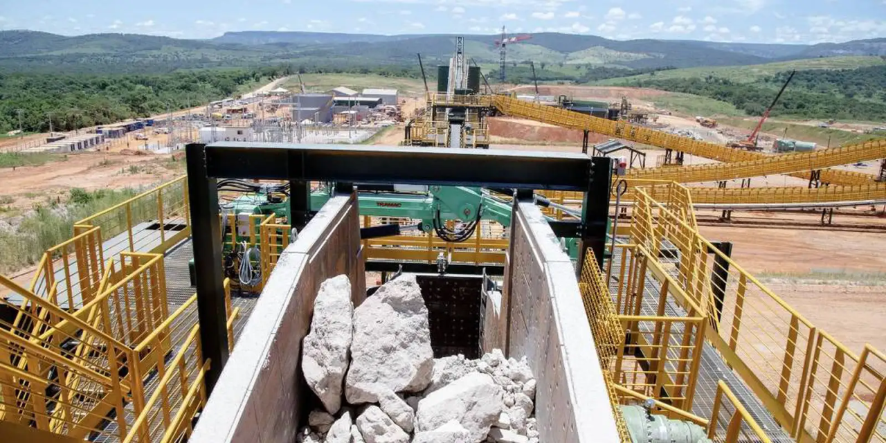 mineração de terras raras em pilhas de solo
