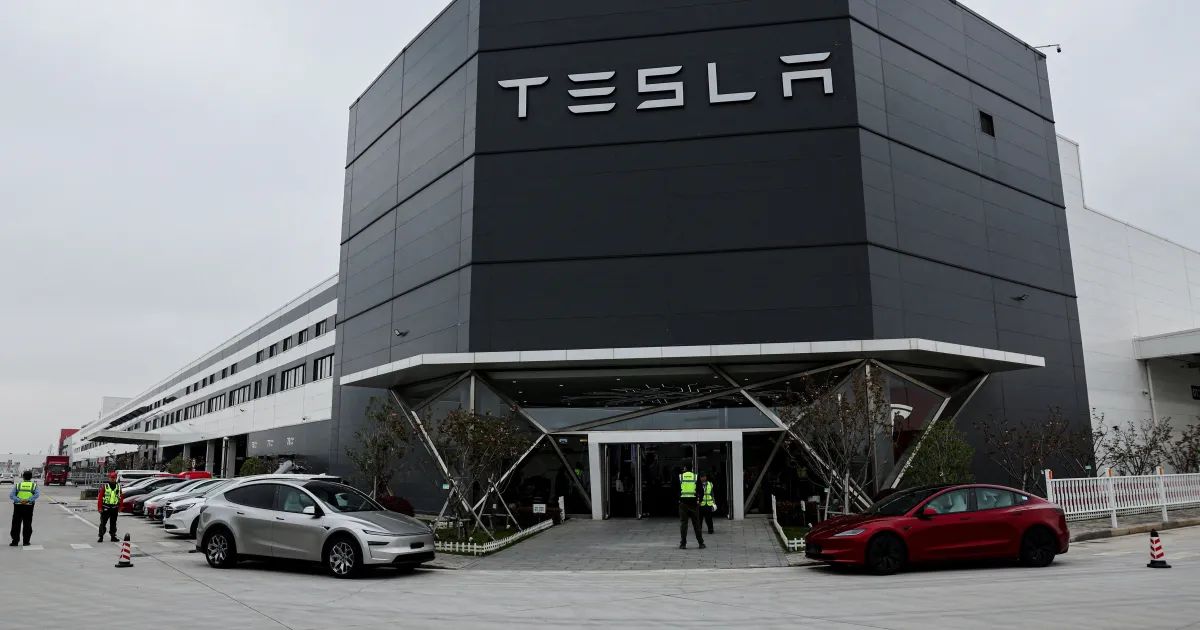 Roadster da Tesla em pista de testes
