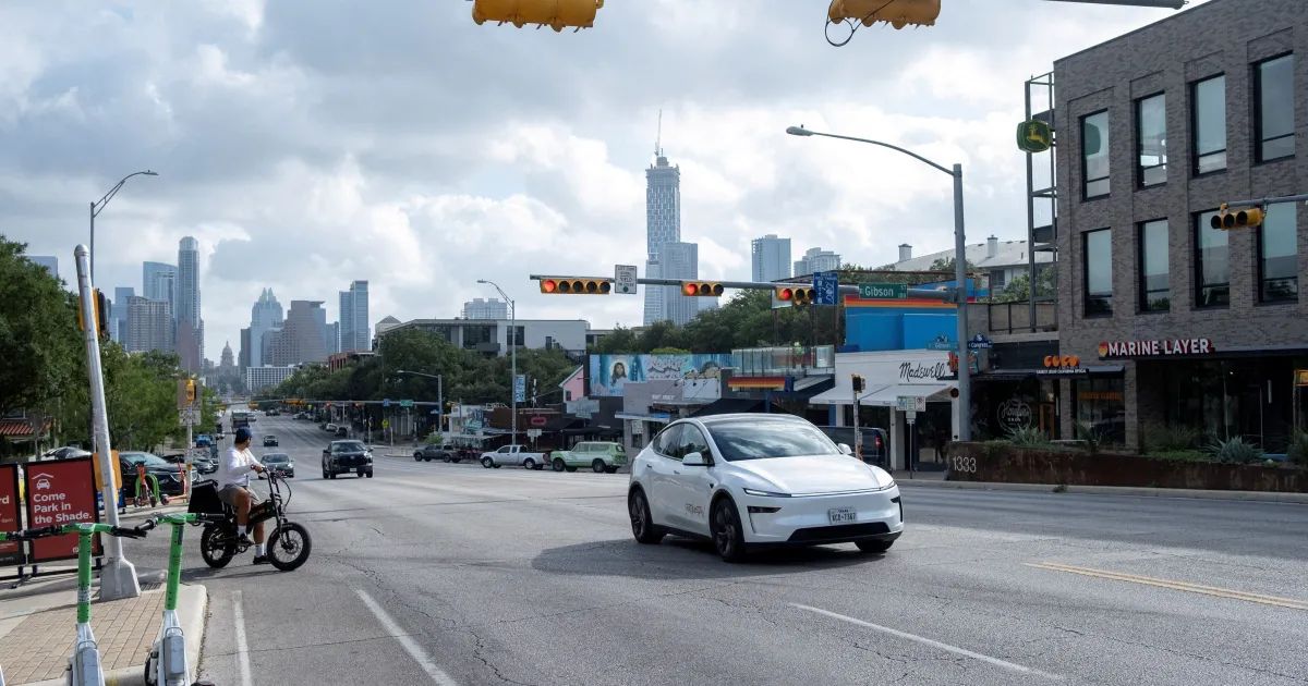 Robotáxi Tesla circulando em rua de Austin