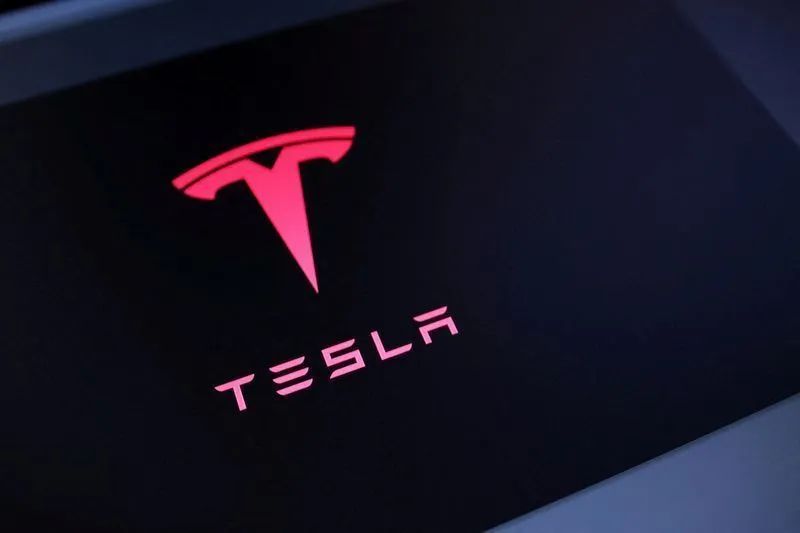 Prédio administrativo da Tesla com veículo elétrico em evidência