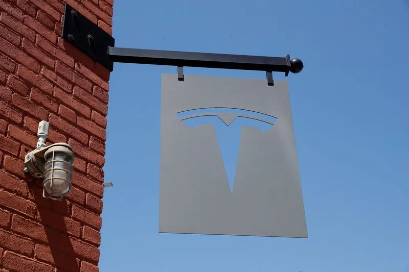 Painel de fábrica da Tesla com veículo elétrico em montagem