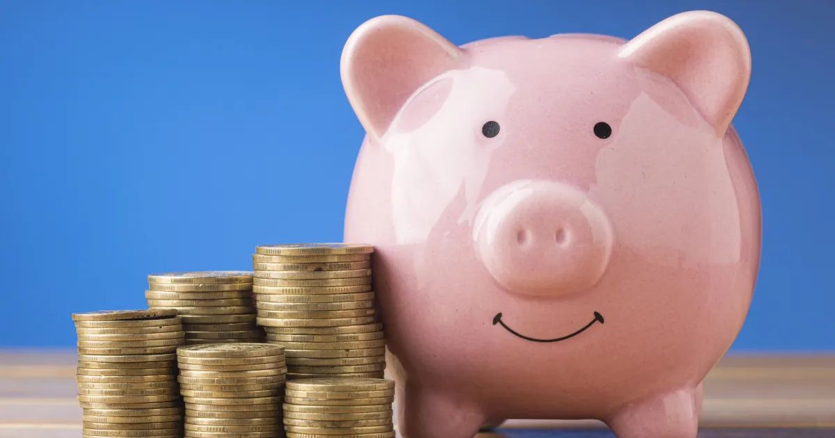 Notas de real ao lado de símbolo do bitcoin em tela