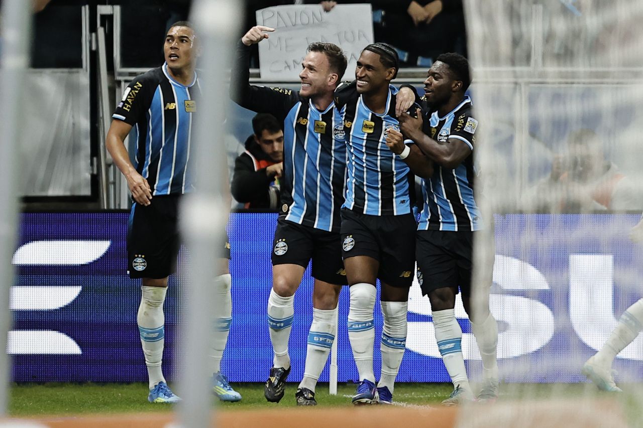 Tetê comemora gol do Grêmio contra o Santos