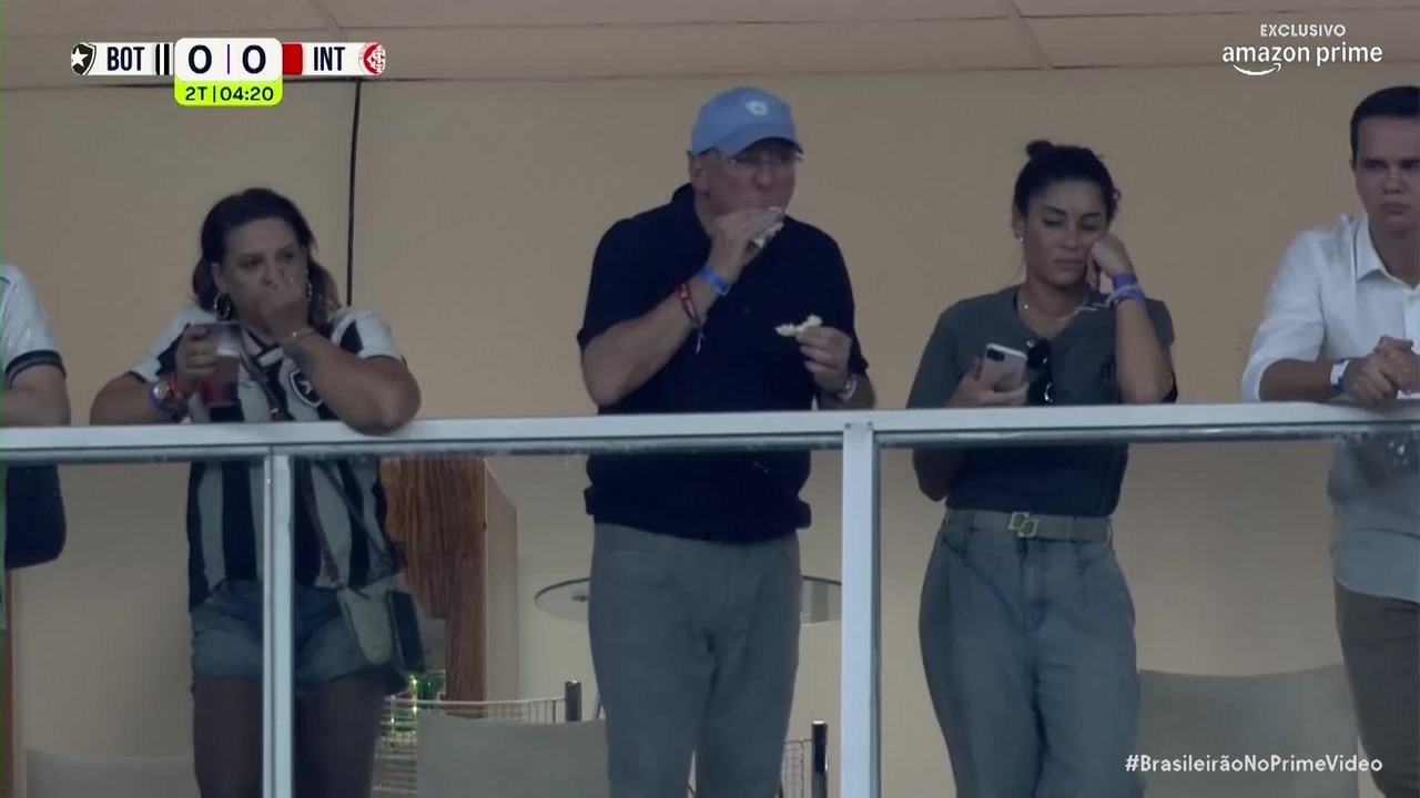 John Textor caminhando entre torcedores no Mané Garrincha