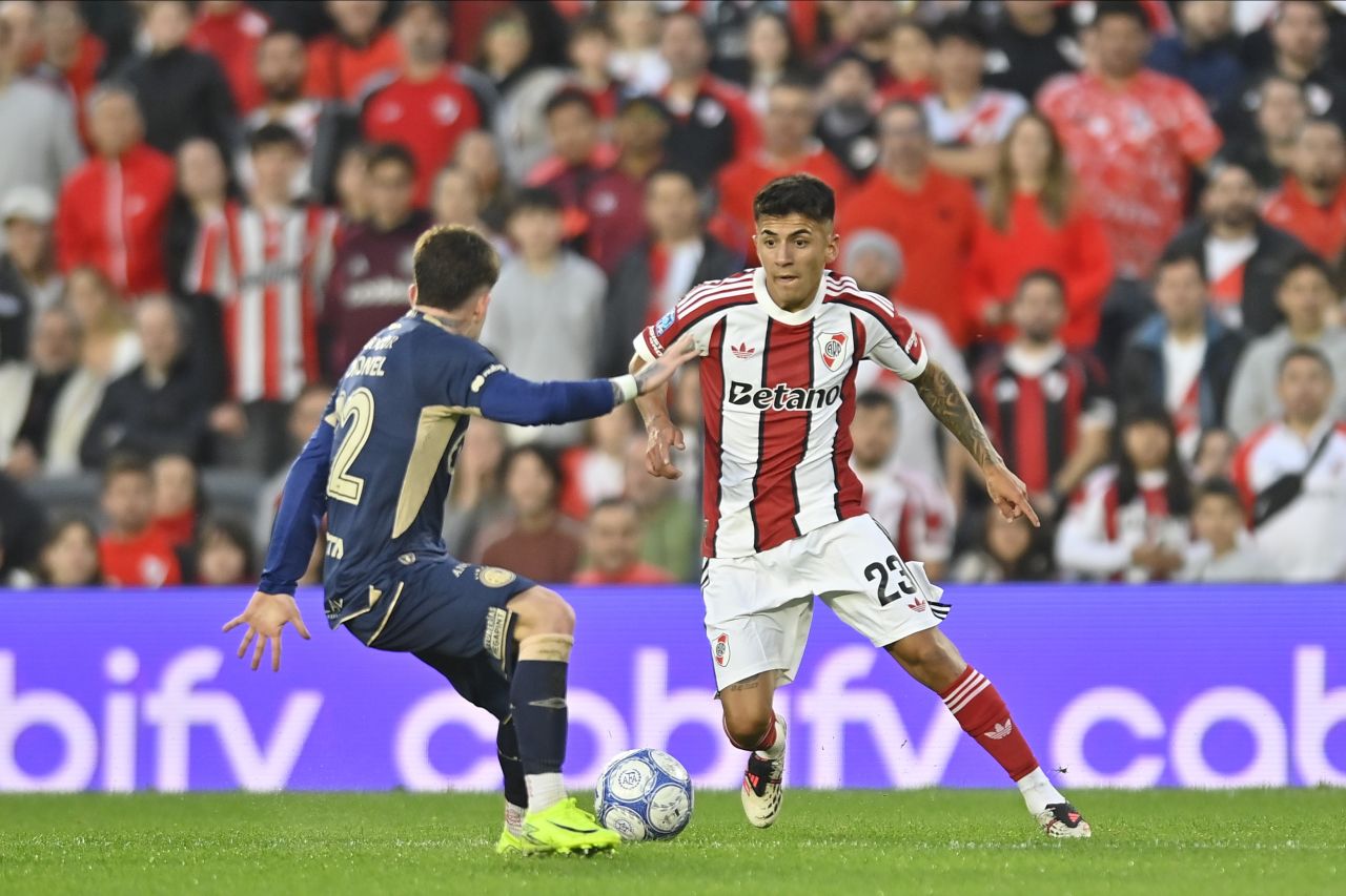 Thiago Almada em ação pelo River Plate