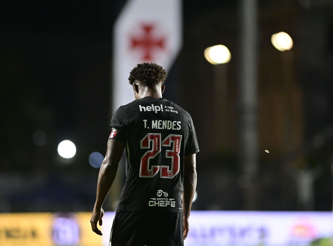 Thiago Mendes em campo pelo Vasco