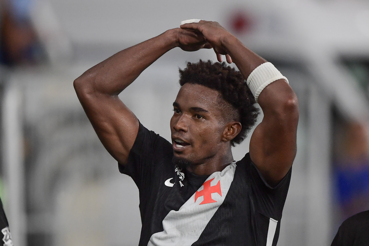Thiago Mendes em treino do Vasco
