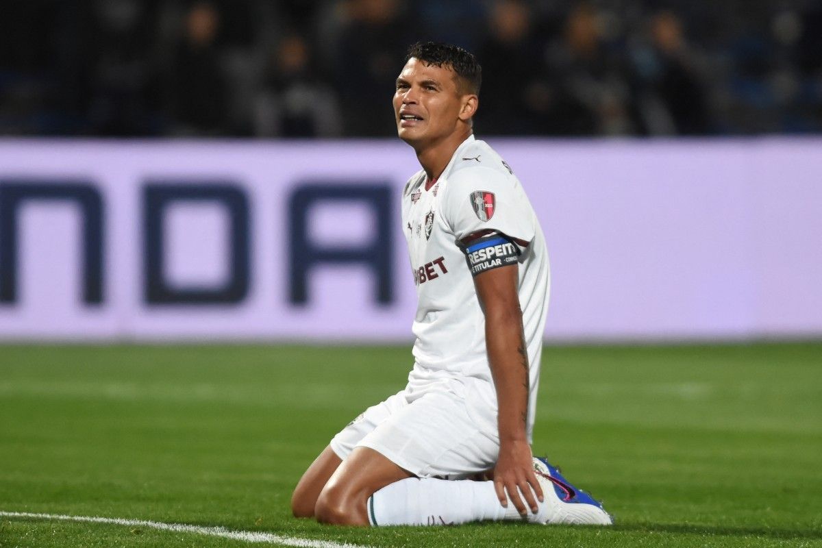 Thiago Silva comemorando com companheiros no campo