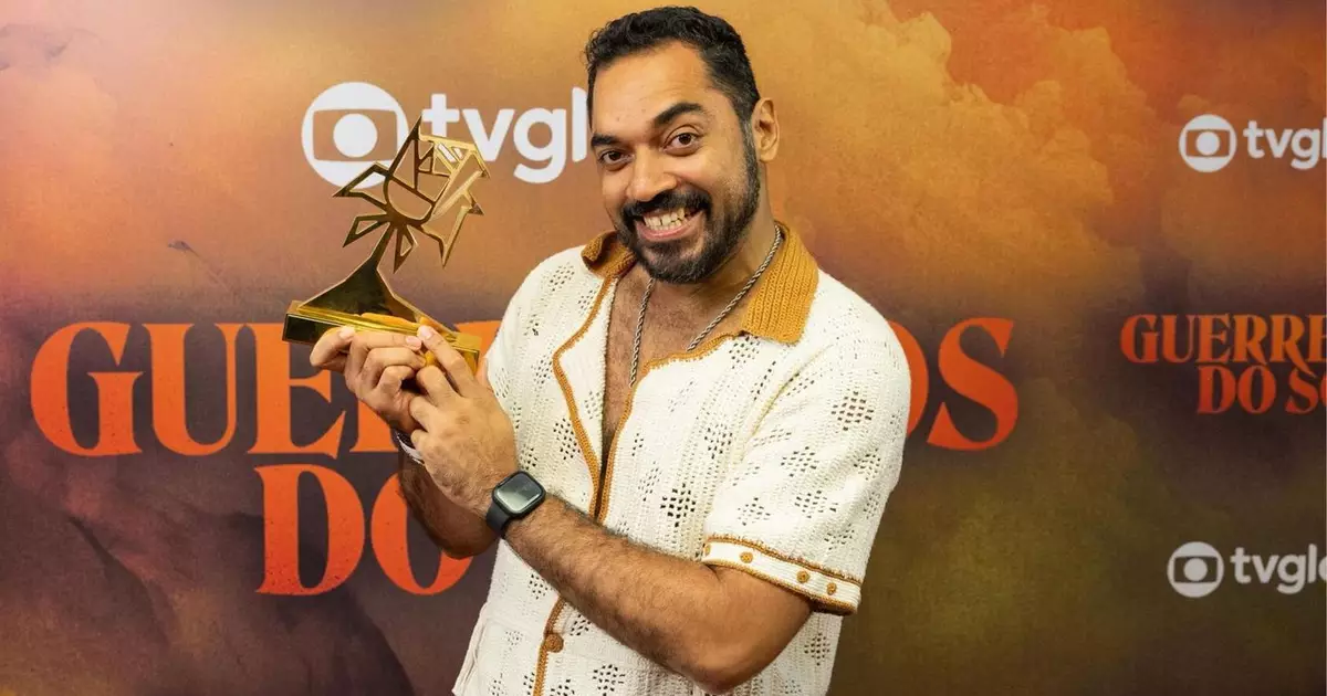 Thomás Aquino em cena como Ronei