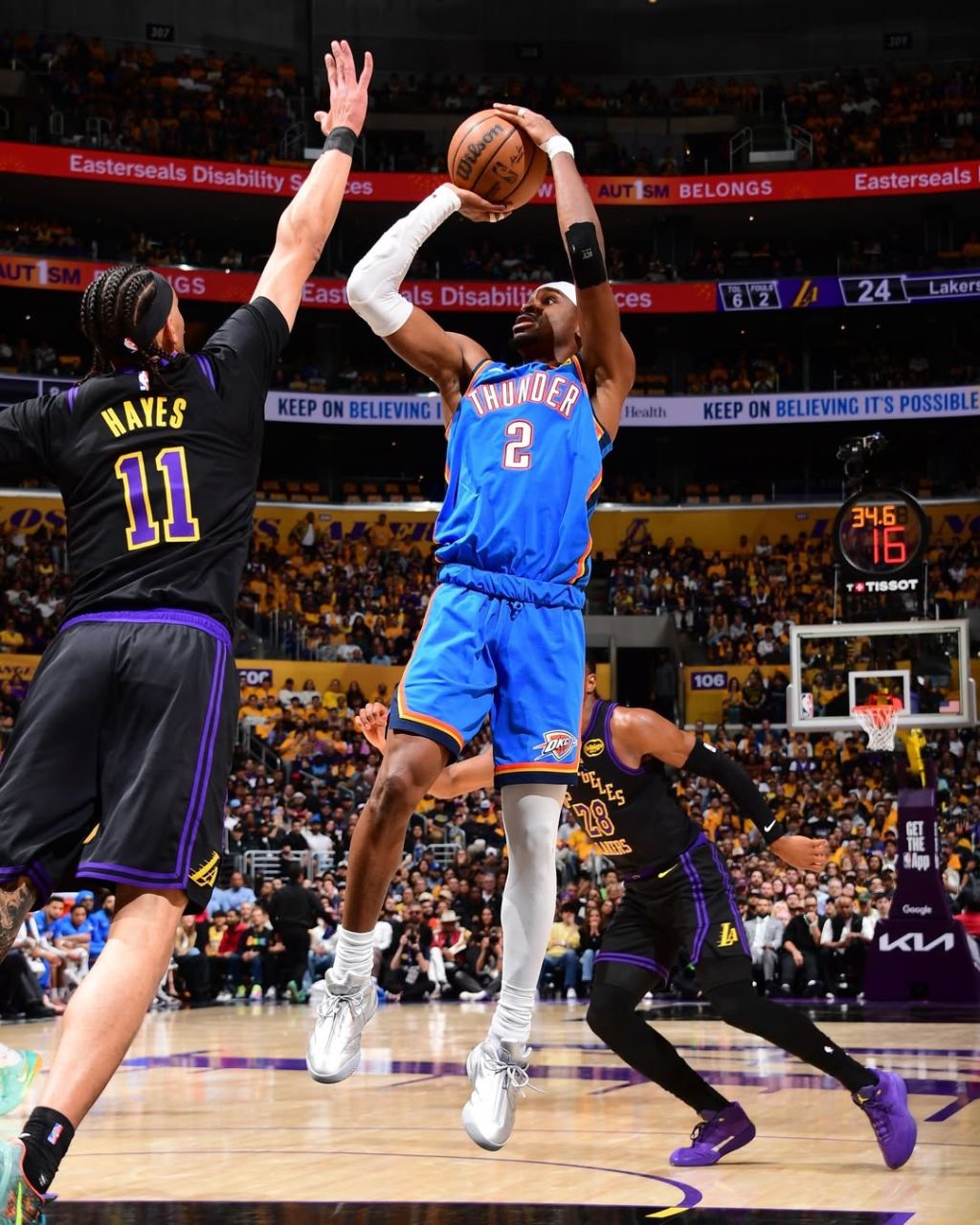 Shai Gilgeous-Alexander em quadra pelo Thunder