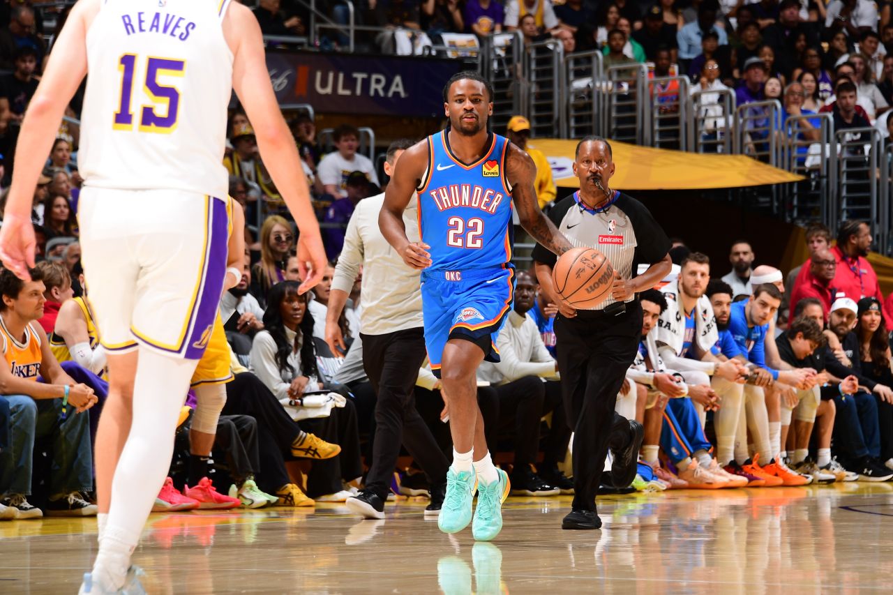 Jogadores do Oklahoma City Thunder comemoram durante partida contra o Los Angeles Lakers