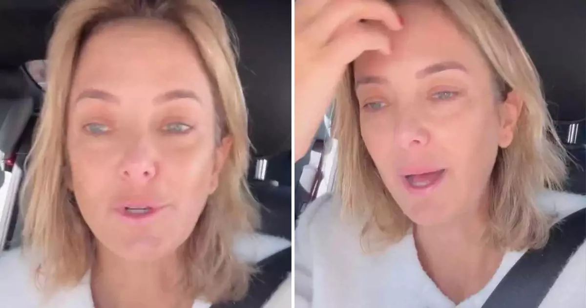 Ticiane Pinheiro segurando álbum de formatura