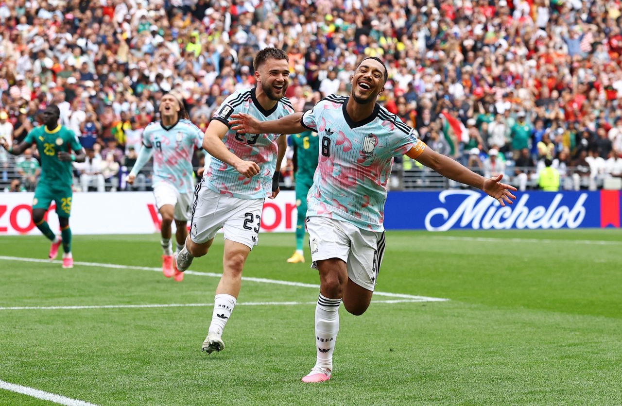 Youri Tielemans comemora gol pela Bélgica