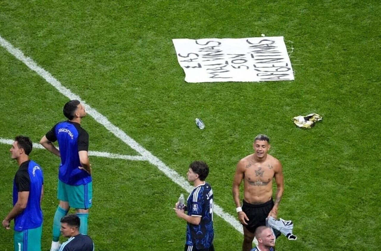 Jogadores do Tigre exibem faixa sobre as Malvinas