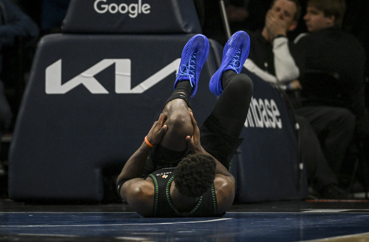 Donte DiVincenzo sendo retirado em cadeira de rodas