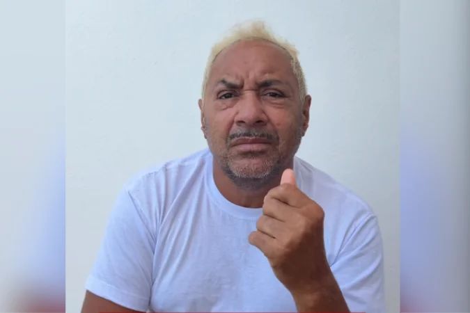 Tiririca gravando vídeo para redes sociais após resultado eleitoral