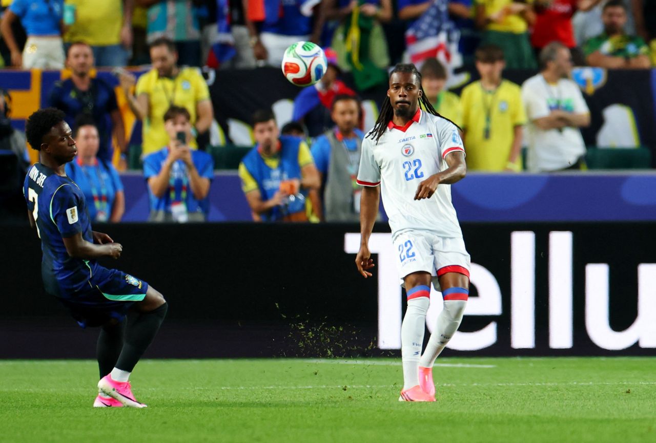 Árbitro aponta escanteio após tiro de meta no jogo Brasil x Haiti