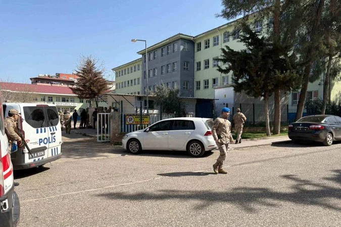 Alunos fugindo do pátio da escola em Sanliurfa após tiroteio