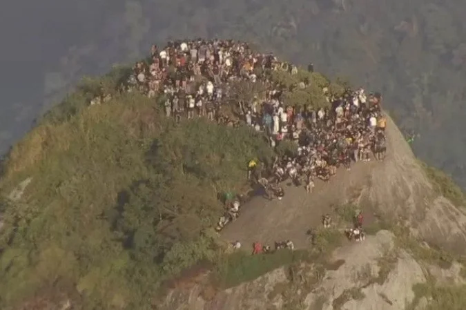 Turistas no alto do morro Dois Irmãos durante operação policial