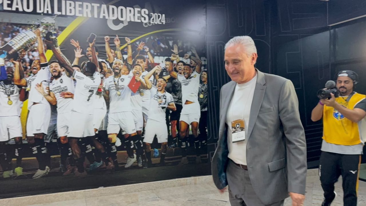 Tite no estádio Nilton Santos acompanhando a partida