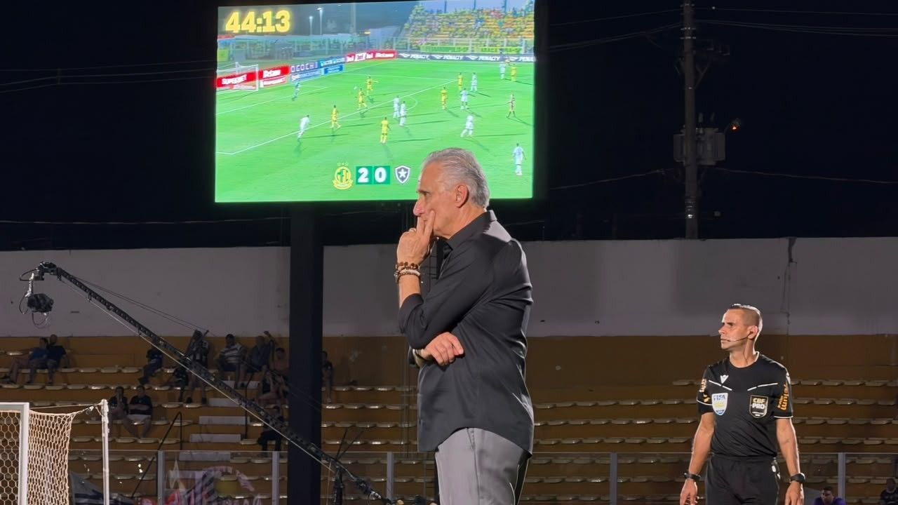 Tite na beira do campo durante Botafogo x Mirassol