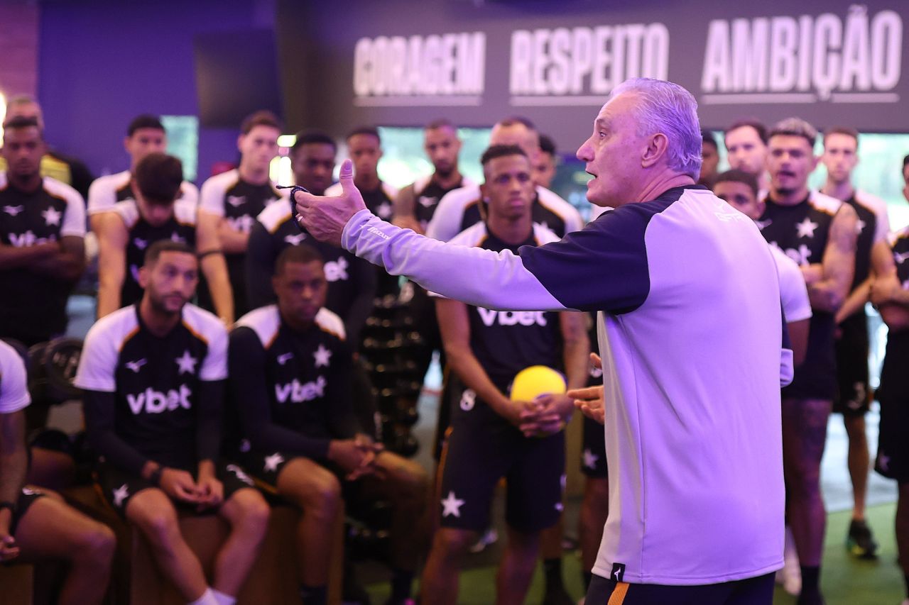 Tite em apresentação no CT do Botafogo com jogadores ao fundo