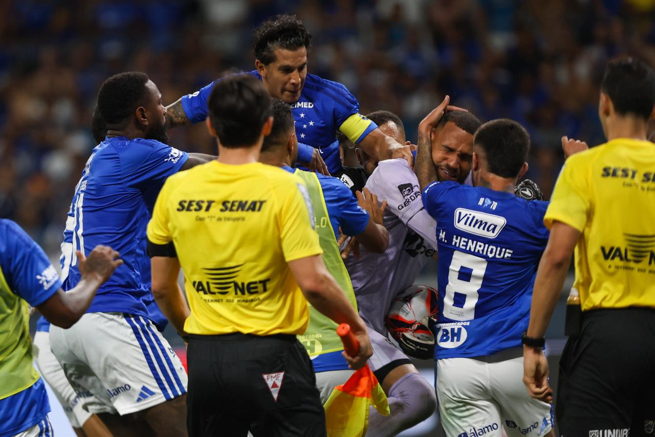 Confusão entre jogadores no Mineirão